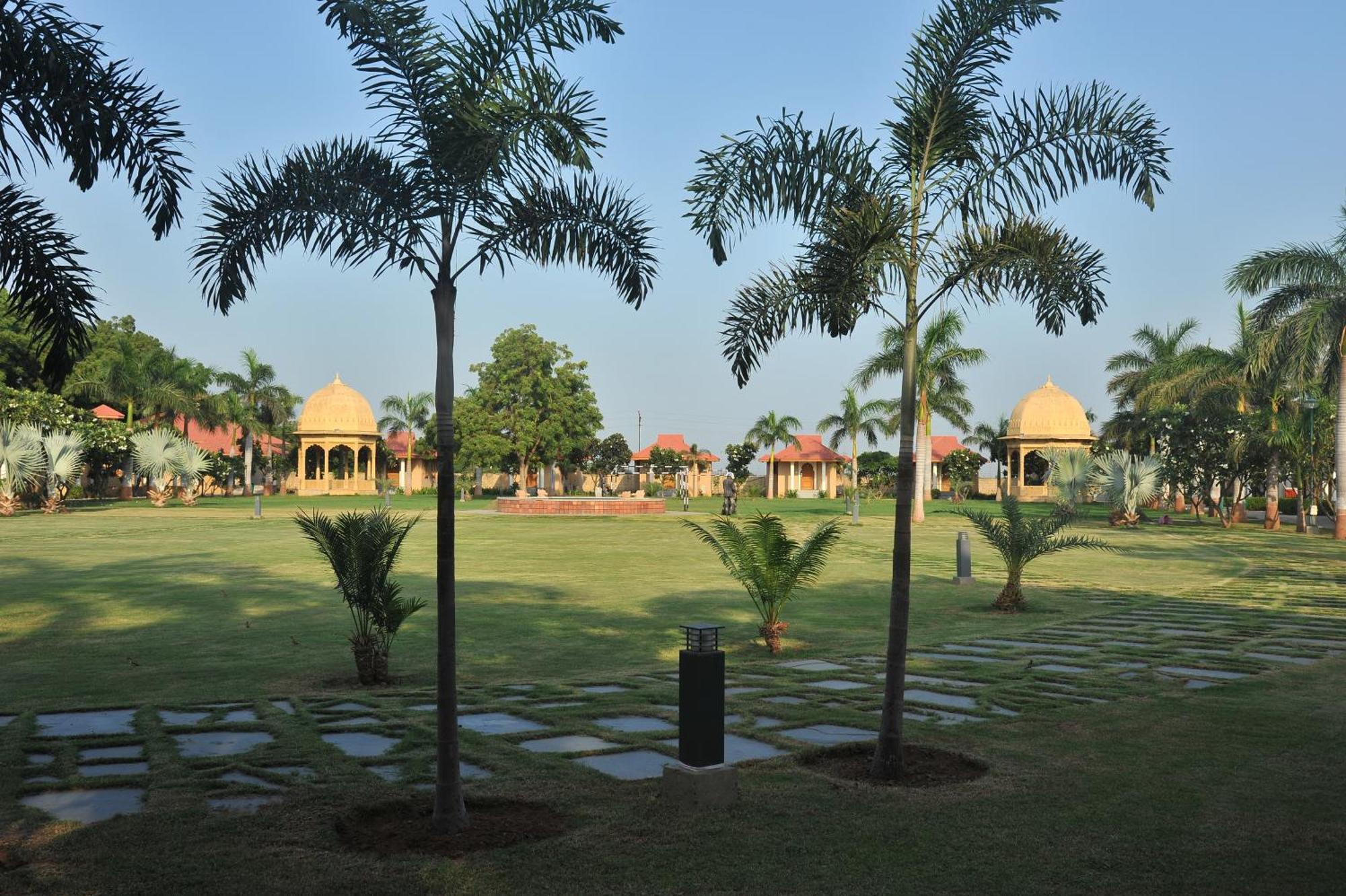 Holiday Resort & Spa A Unit Of S Poddar Group Gāndhīdhām Eksteriør billede