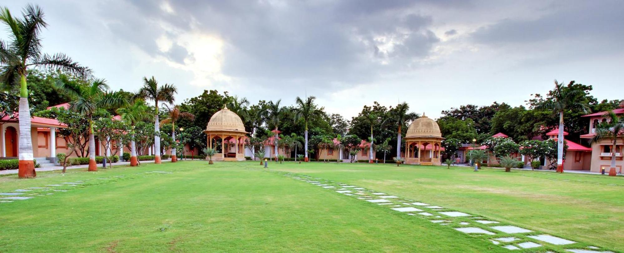 Holiday Resort & Spa A Unit Of S Poddar Group Gāndhīdhām Eksteriør billede